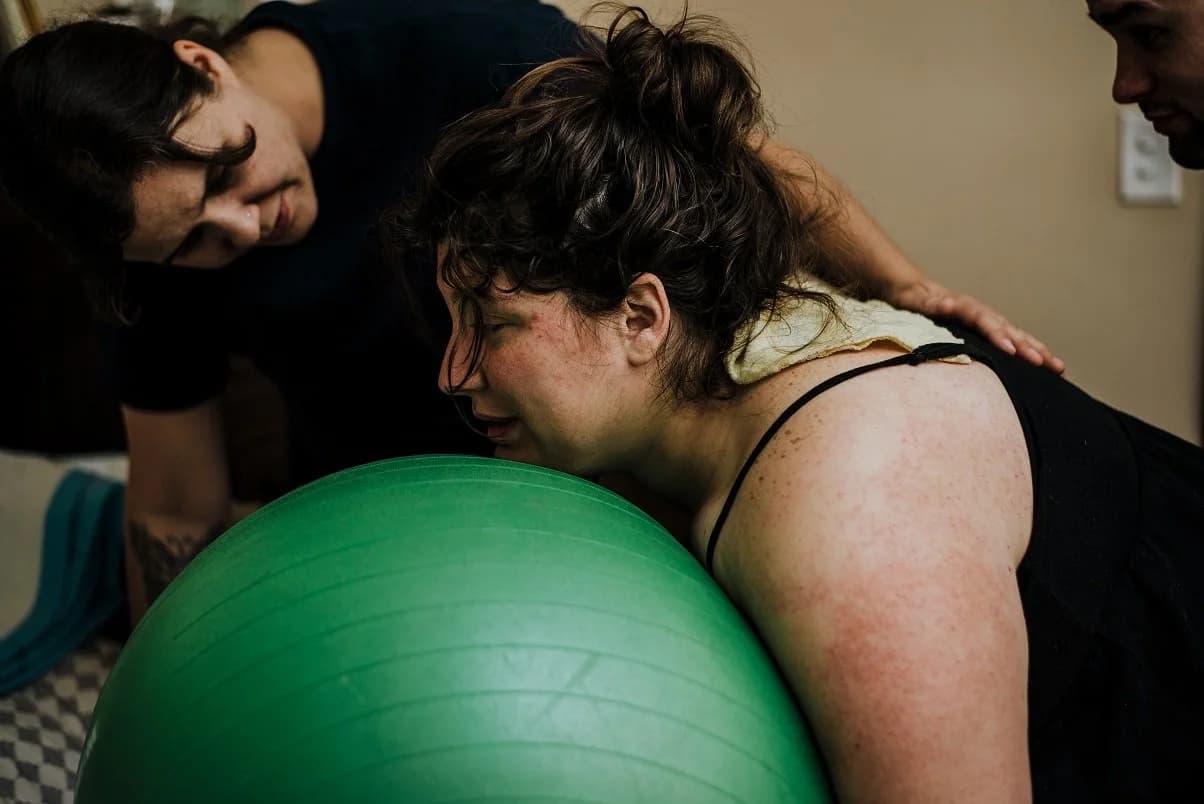 Partner providing physical support during a strong contraction